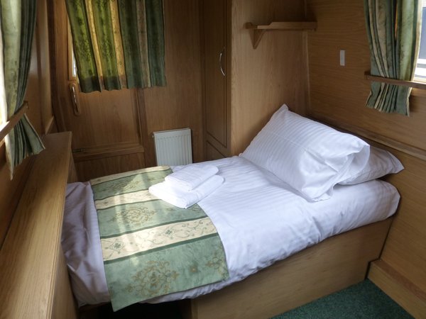  Single Cross Bed Made Up 